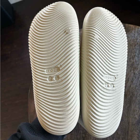 Crocs Mellow Slide in bone sz 5/7 NWT - Picture 2 of 5